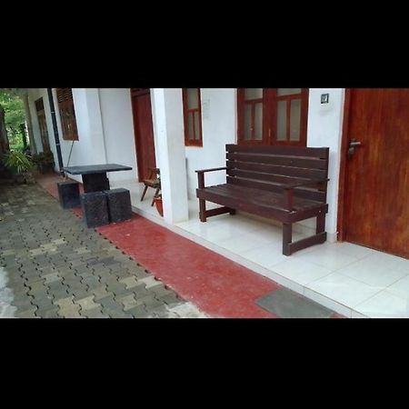 Dinesh Guest House Kataragama Bagian luar foto