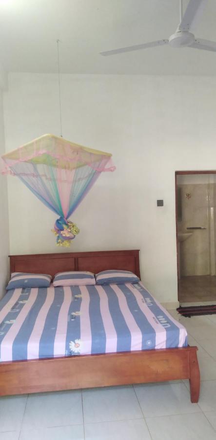 Dinesh Guest House Kataragama Bagian luar foto