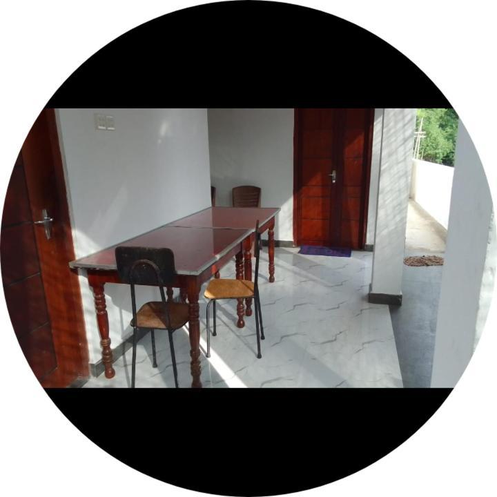 Dinesh Guest House Kataragama Bagian luar foto
