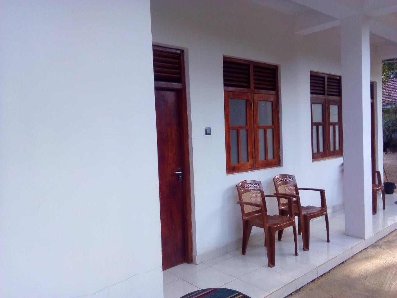 Dinesh Guest House Kataragama Bagian luar foto