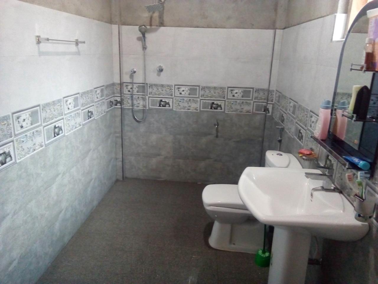 Dinesh Guest House Kataragama Bagian luar foto