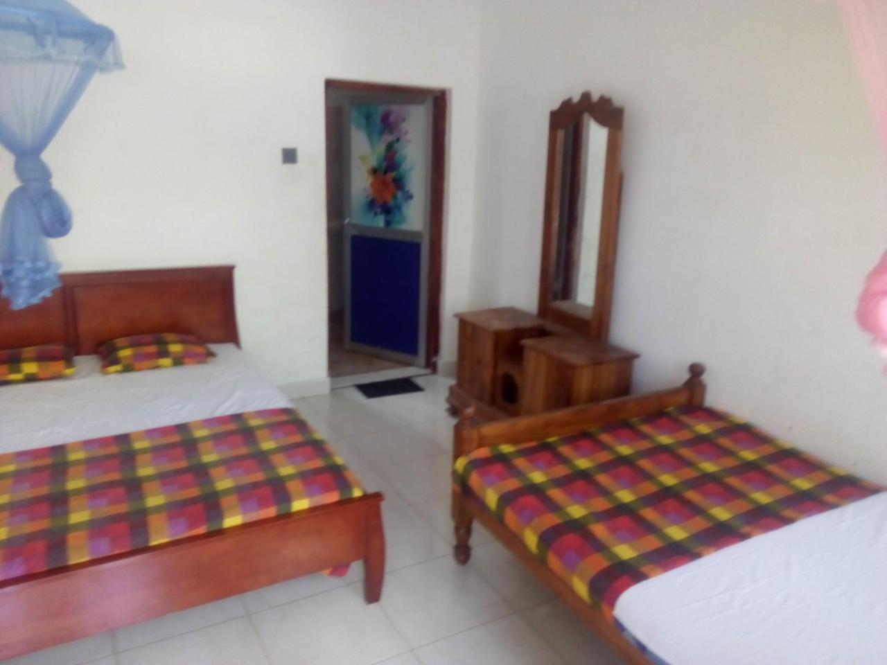 Dinesh Guest House Kataragama Bagian luar foto