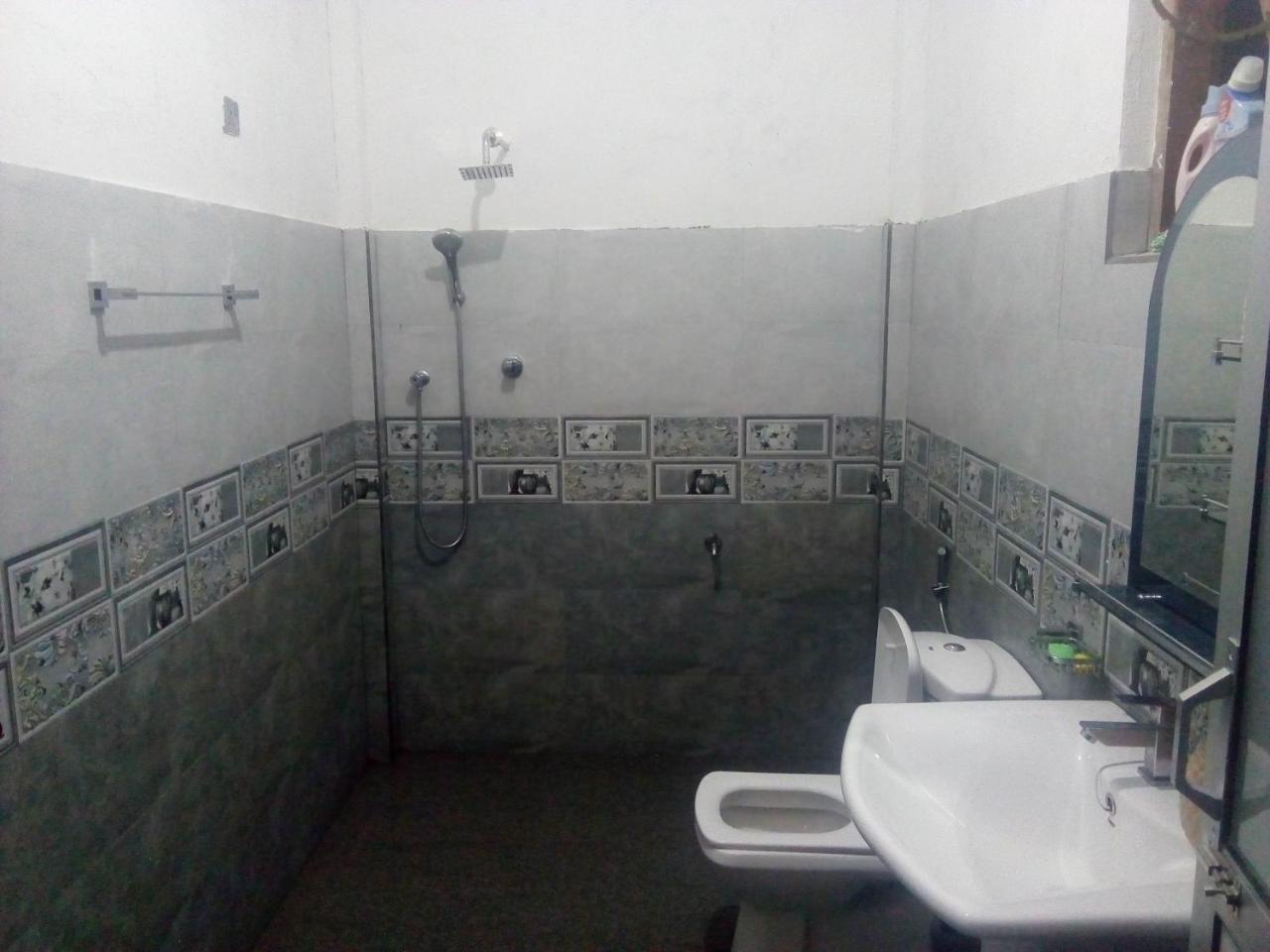 Dinesh Guest House Kataragama Bagian luar foto