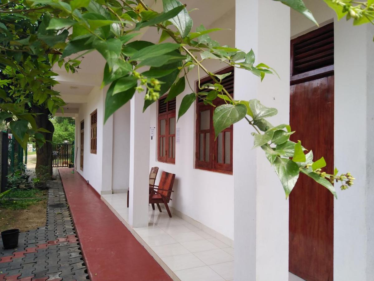 Dinesh Guest House Kataragama Bagian luar foto